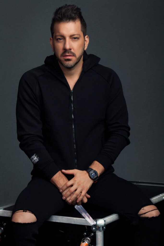 Julián Gil en estudio de grabación produciendo música